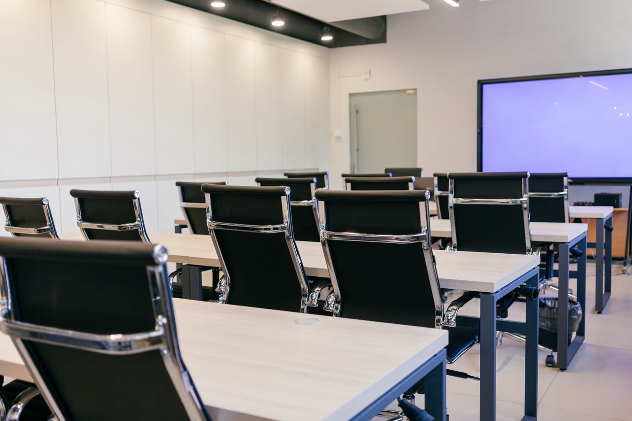 mostbet AZ istifadəçiləri üçün yerli bonus və mərc qaydaları Spacious, modern conference room with black chairs and a projection screen.